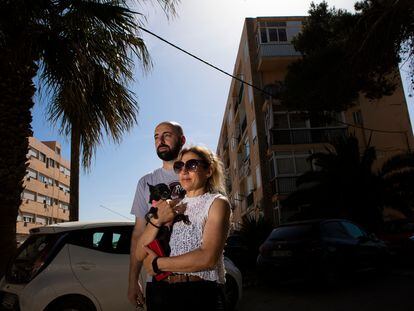 Rosario García (46 años, Sevilla) y Javier Gallizia (36 años, Uruguay) frente a la casa que desalojaron hace seis meses, en los apartamentos Don Pepe en Ibiza.