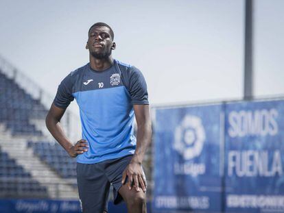 El futbolista Randy Nteka en el campo del Fuenlabrada.