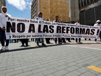 Un grupo de manifestantes lleva pancartas y lanza arengas contra el Gobierno de Gustavo Petro, en Bogotá, este martes.