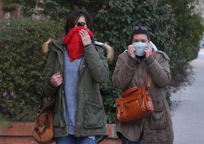 Dos mujeres en las calles de Igualada.
