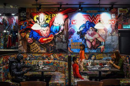 Un hombre disfrazado permanece en un café durante el día de los Superheroes de DC con motivo del ochenta aniversario de Batman en Genting Highlands (Kuala Lumpur). 