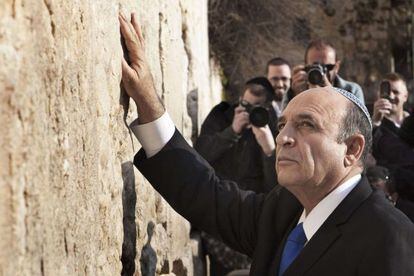 El nuevo l&iacute;der de Kadima, Shaul Mofaz, visita el Muro de las Lamentaciones en Jerusal&eacute;n el pasado 28 de marzo.