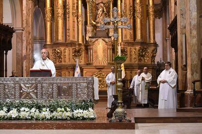 El arzobispo de Buenos Aires y cardenal Primado de la Argentina, Mario Poli, oficia una misa en la Catedral Metropolitana, el pasado mes de noviembre.