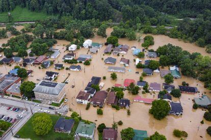 Vista aérea de casas sumergidas bajo las aguas de la inundación del North Fork del río Kentucky en Jackson, Kentucky.