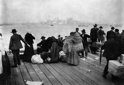 Inmigrantes aguardan en la isla de Ellis en EE UU, en una imagen de los años veinte.