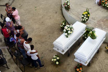 Familiares y amigos de Jonathan y Eduardo asisten a su funeral en Amatlán de los Reyes, Veracruz.