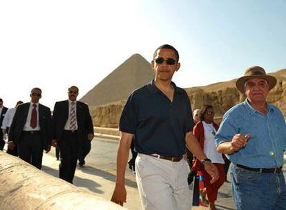 Obama, con Zahi Hawass, en su visita a las pirámides de Giza.