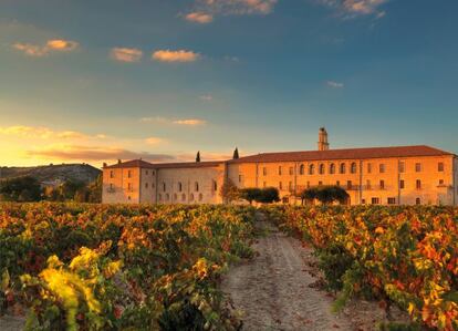Los viñedos de Abadía Retuerta y el monasterio, convertido en hotel.