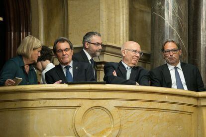 Artur Mas espera la intervención de Puigdemont en el Parlament.