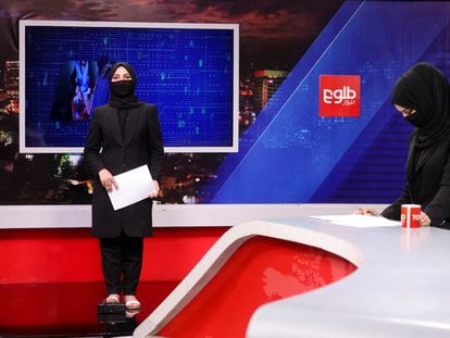 Presentadoras de las noticias de Tolo News, en Kabul el pasado 22 de mayo.