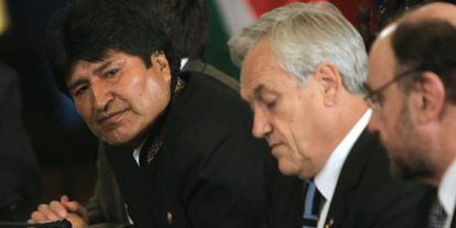El presidente de Bolivia, Evo Morales (izq.), y su hom&oacute;logo chileno, Sebasti&aacute;n Pi&ntilde;era (c), el pasado 18 de abril. 
