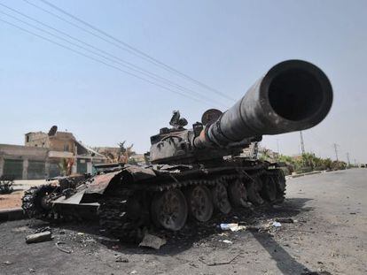 Un tanque del Ej&eacute;rcito sirio destruido en Alepo, este domingo. 
