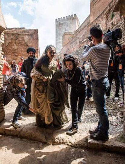 La actriz Alicia Borrachero, en el rodaje de 'Isabel', en Granada.