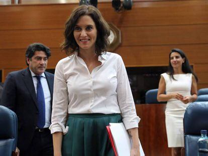 En foto, Isabel Díaz Ayuso, tras ser investida presidenta de la Comunidad. En vídeo, Díaz Ayuso toma posesión de la Presidencia de la Comunidad de Madrid