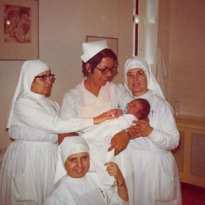El recién nacido Randy, rodeado de monjas en el sanatorio San Ramón de Málaga, en junio de 1971.