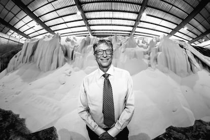 Bill Gates, en una central
de distribución de fertilizante
en Dar es-Salaam,
Tanzania, en 2018.