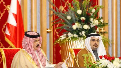 El rey de Bahrein,  Hamad Bin Isa al Jalifa  y, a la derecha, su hijo, el príncipe heredero Salmán bin Hamad al Jalifa, en Sakhir en 2012.