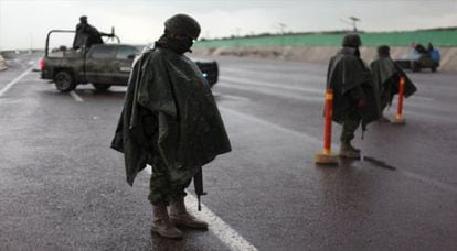 Soldados vigilan una carretera en Contepec, Michoacán