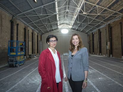 Nuria Enguita (izquierda), con Susana Lloret, directora general de la Fundación Per Amor a L'Art, en 2017, en el edificio que ahora ocupa Bombas Gens.