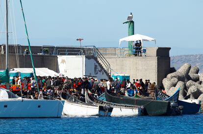 Migrantes en el muelle de Arguineguín.