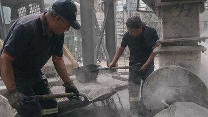 Trabajadores en una fabrica de asfalto en Ciudad de México, en mayo de 2023.
