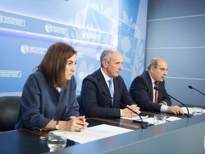Los consejeros Cristina Uriarte, Josu Erkoreka y Jon Darpón comparecen este martes tras el Consejo de Gobierno vasco.