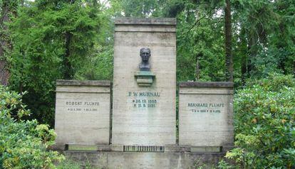 Tomba del director Murnau, autor de 'Nosferatu', al cementiri Stahndorf.
