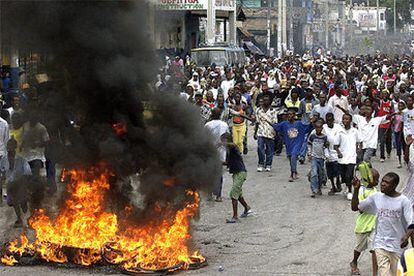 Un grupo de seguidores de Préval levanta barricadas en las calles de Puerto Príncipe.