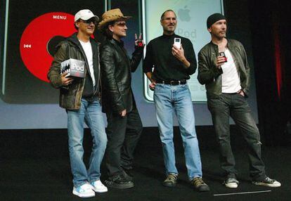 Junto con el grupo U2 presentó en 2004 la versión Photo del Ipod