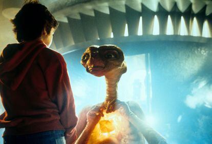 E.T. se despide de Elliott y pone al mundo entero a llorar.