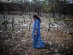 Yaquelin es defensora de derechos humanos, territoriales y ambientales de la región de la Guajira colombiana de la Organización Fuerza de Mujeres Wayú. Parece que la guerra ha terminado con el abandono de las armas por parte de las FARC pero ni los acuerdos de paz, que en estos momentos estan tan cuestionados por el nuevo gobierno, han servido para proteger a la defensoras. Ellas siguen amenazadas en cada palabra pronunciada, en cada acto de cuidado de sus tierras sus gentes, por fortalecer su rol en los espacios de toma de decisiones, por construir una comunidad donde su identidad, cultura y territorio sean respetados. Mujeres liderezas que sostienen la vida y el territorio, que se enfrentan diariamente a los hombres desmovilizados, disidentes de la guerrilla y paramilitares, ponen su cuerpo ante instituciones corruptas, empresas de minería y tala que desvían, secan y contaminan sus ríos y tierras. Sus testimonios son resilientes y desgarradores. Son mujeres que se han construido como seres políticos en la ruralidad lejos de la academia, conectadas íntimamente con el territorio y con su comunidad.Durante los ultimos años denunció estas practicas a las autoridades y comenzó a recibir amenazas de muerte hasta que tuvo que huir. Hasta hoy no ha dejado su tarea de defensora de derechos humanos, territoriales y ambientales y recorre las comunidades con escolta armada y coche blindado. Ellas forma parte de la organización Fuerza de Mujeres Wayuu, defensoras de derechos humanos, territoriales y ambientales.
Lleva varios años desplazada de su comunidad tras haber recibido amenazas de muerte por la denuncia a empresas mineras que han contaminado sus tierra y la violencia de los actores armados que controlan la región.
Lleva varios años desplazada de su comunidad tras haber recibido amenazas de muerte por la denuncia a empresas mineras que han contaminado sus tierra y la violencia de los actores armados que controlan la región.