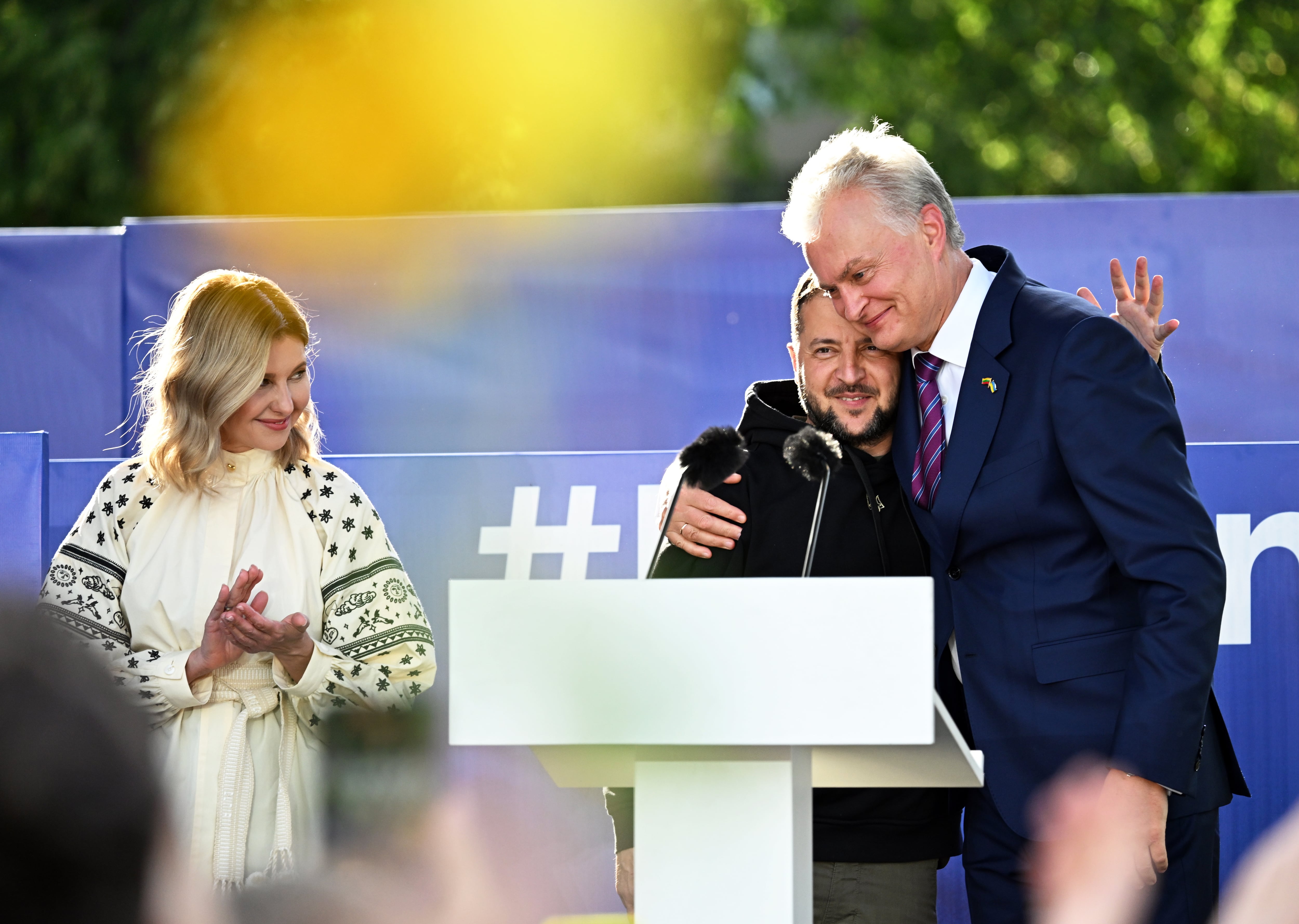 Olena Zelenska, esposa del presidente ucranio, Volodímir Zelenski, y el presidente lituano, Gitanas Nauseda, este martes en Vilnius