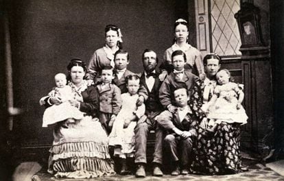 Familia mormona alrededor de 1870.