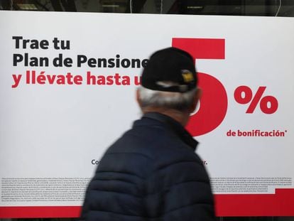 Oferta de planes de pensiones en una oficina bancaria de Madrid