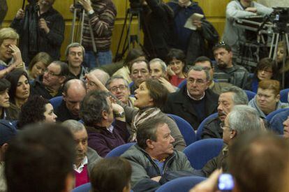 Vecinos de de Porriño discuten en el salón de plenos del Ayuntamiento  durante la moción de censura de ayer.