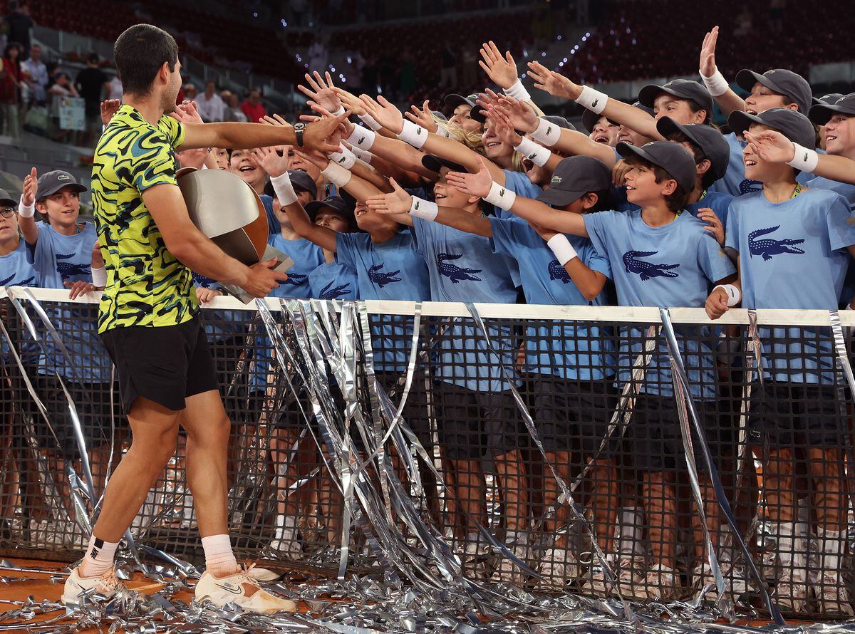 Los niños que han participado en la organización del Madrid Open de Tenis felicitando a Carlos Alcaraz.