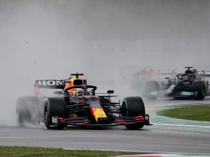 Verstappen conduce seguido de Hamilton durante el GP de Imola este domingo.