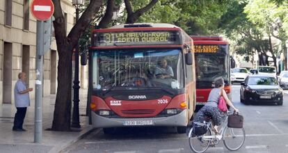 Autobuses de la EMT en una calle del centro de Valencia.