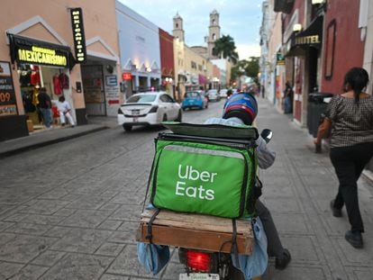 Un mensajero de alimentos Uber Eats visto en el centro de Mérida, en 2022.