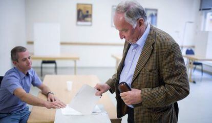 Alexander Gauland, número uno de Alternativa por Alemania en el Estado de Brandeburgo deposita su voto en Postdam.