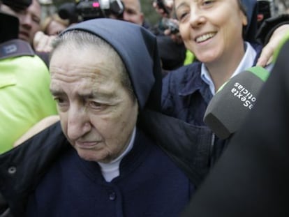 Sor Mar&iacute;a, a la salida del juzgado en abril pasado.