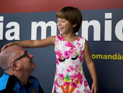 Gisela, con el agente Manuel Mel&eacute;ndez.