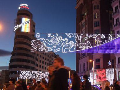 Ambiente navideño en la Gran Vía de Madrid durante las fiestas de 2014.