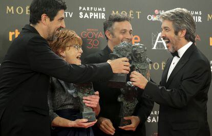  El realizador Cesc Gay, la productora Marta Esteban, el actor argentino Ricardo Darín y el guionista Tomás Aragay, posan con los Goyas conseguidos por sus trabajos en la película 'Truman'.