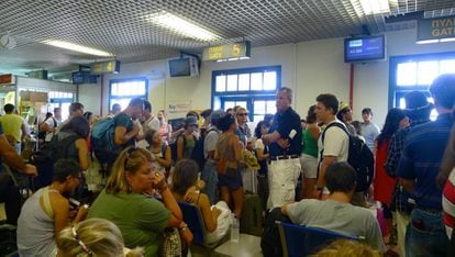 Pasajeros esperando ante las puertas de embarque en el aeropuerto de Santorini