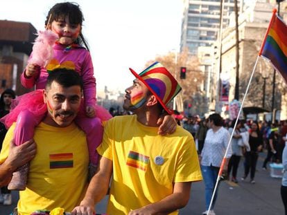 Una pareja chilena durante una manifestaci&oacute;n el pasado julio.