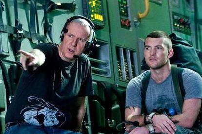 James Cameron, a la izquierda, con el actor Sam Worthington durante el rodaje de <i>Avatar.</i>
