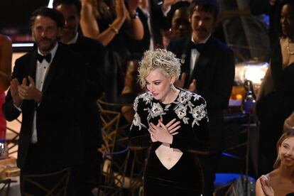 La actriz Julia Garner reacciona al aceptar el premio por su papel en la serie dramática 'Ozark'.