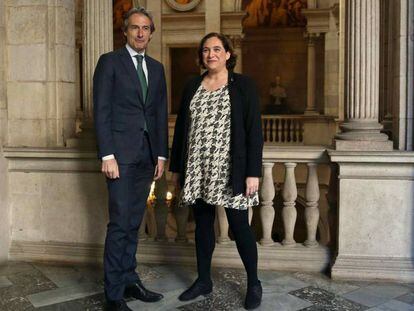 El ministro de Fomento, &Iacute;&ntilde;igo de la Serna, a su llegada al Ayuntamiento de Barcelona, donde se ha reunido con la alcaldesa Ada Colau.