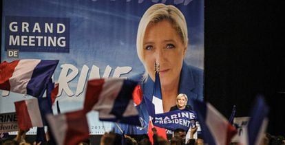 Simpatizantes del FN, durante un mitin de su l&iacute;der, Marine Le Pen, en Perpi&ntilde;&aacute;n en abril.
